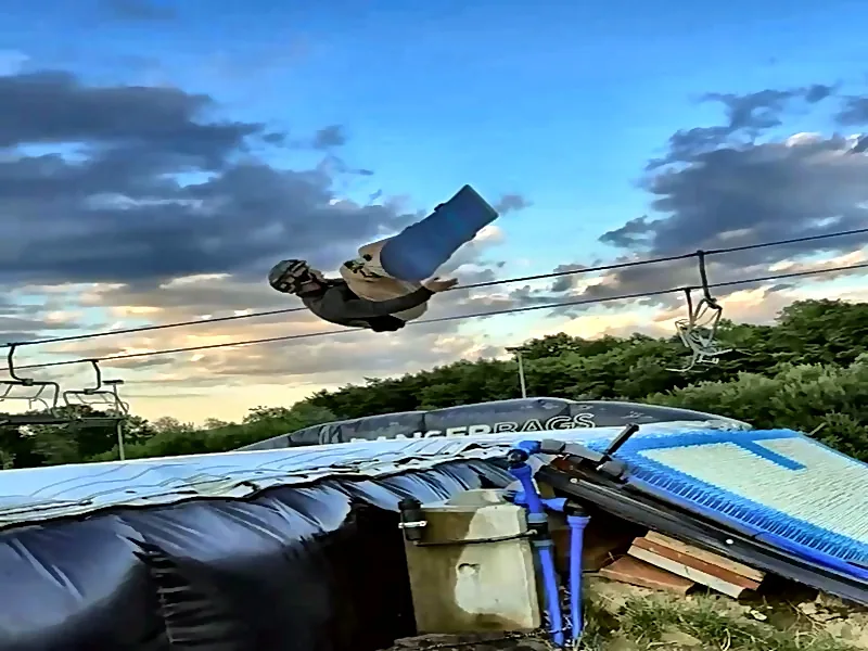 Wieczorny backflip na tle zachodzącego słońca